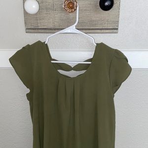 Blouse with bowes on back